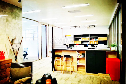 z602创意园,地铁站附近,精装采光好,带家具